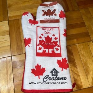 NWT Crotone Canada Maple Leaf Oven Mitt